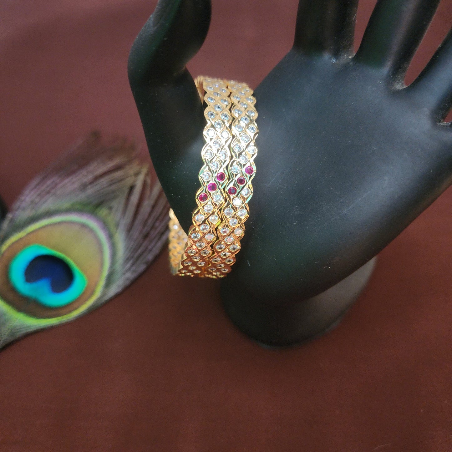 Ruby White impon Bangles