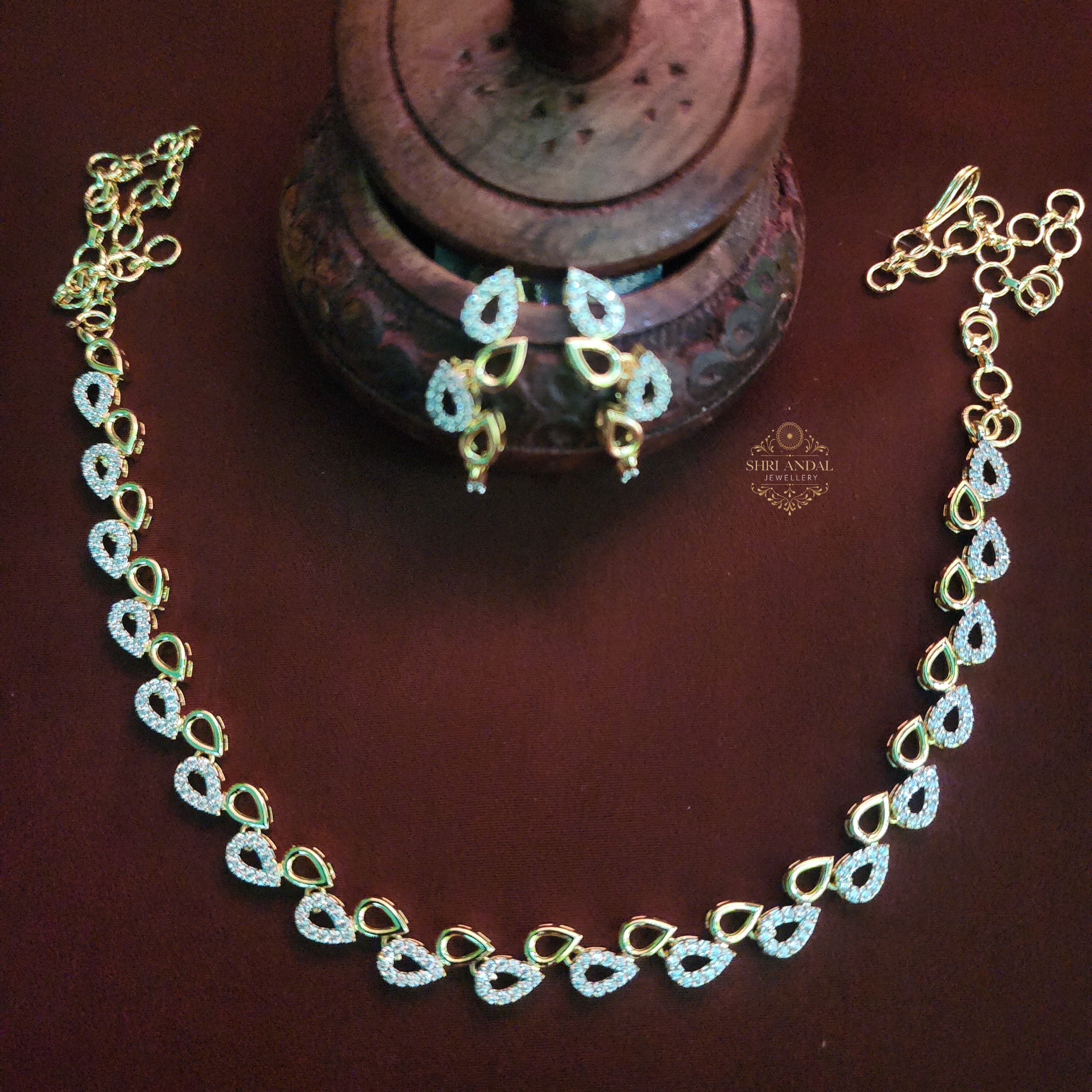 Dimond look necklace