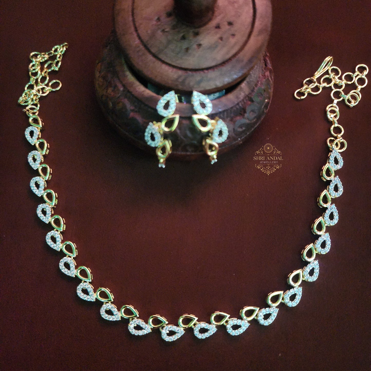 Dimond look necklace