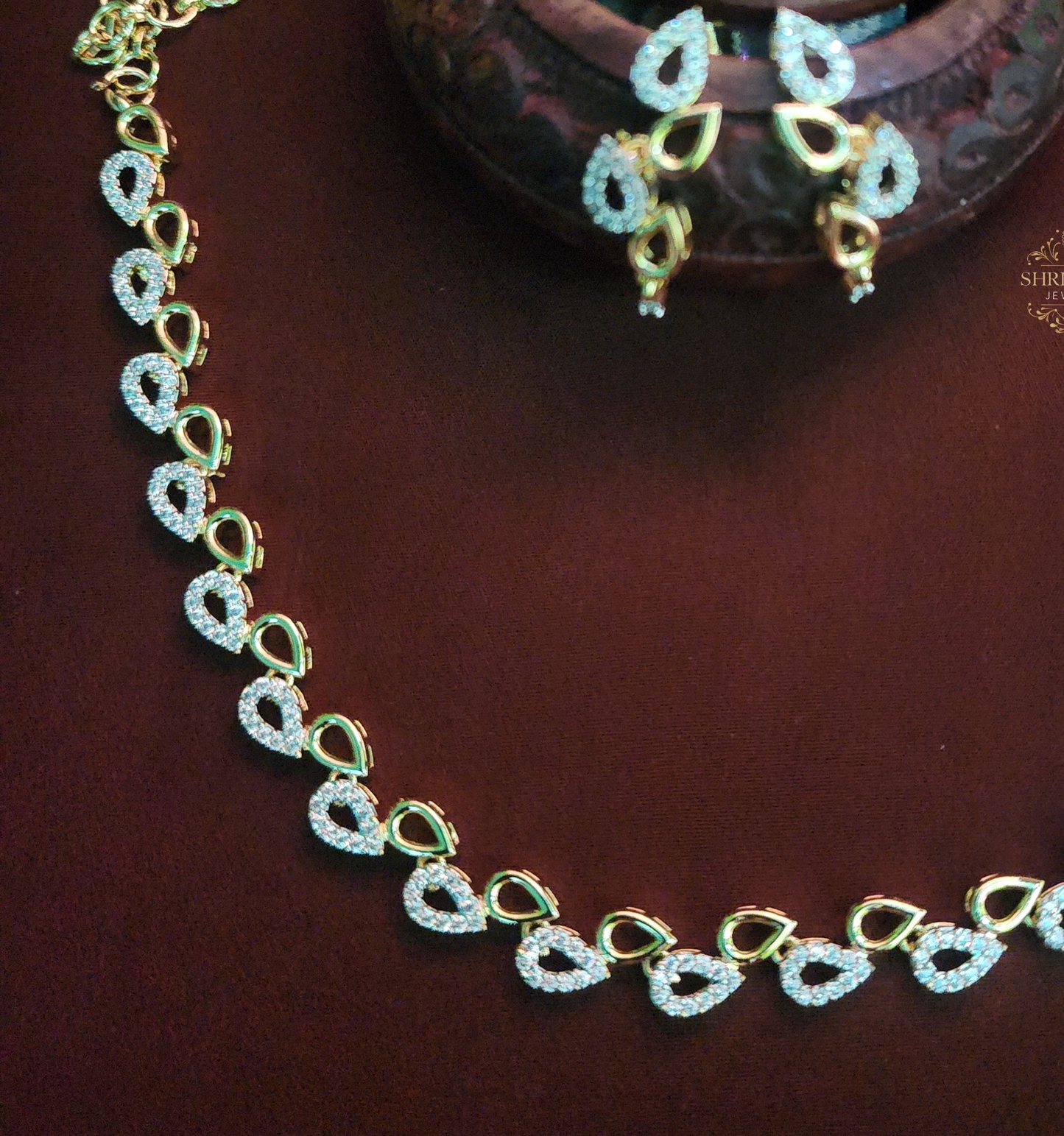 Dimond look necklace