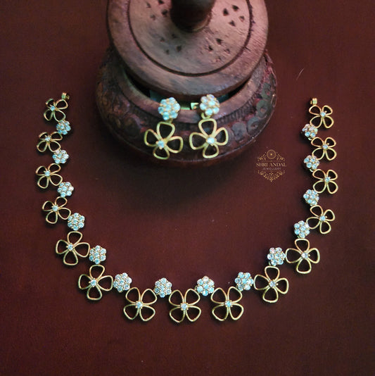 Flower white stone necklace