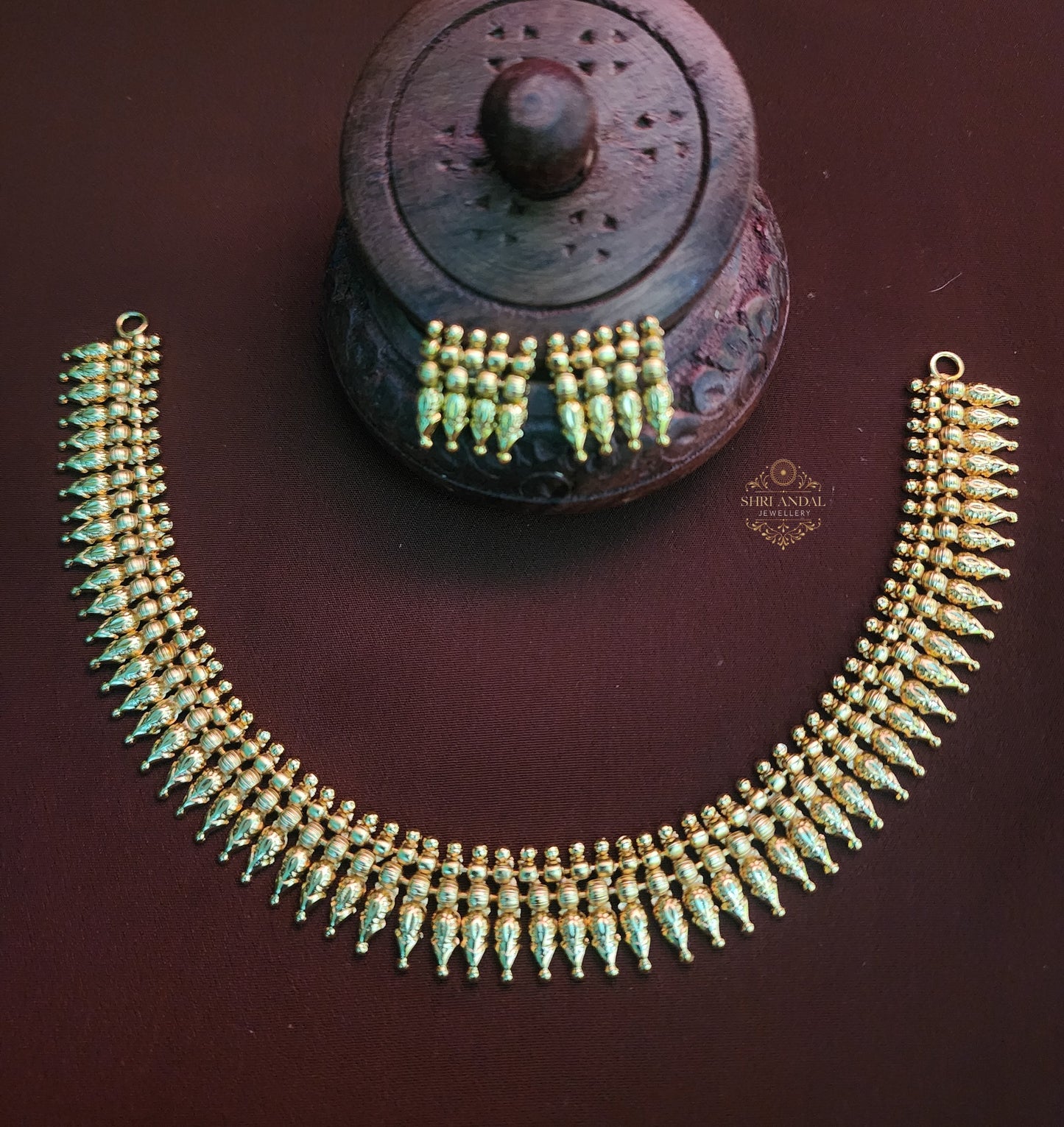 Arumbu necklace