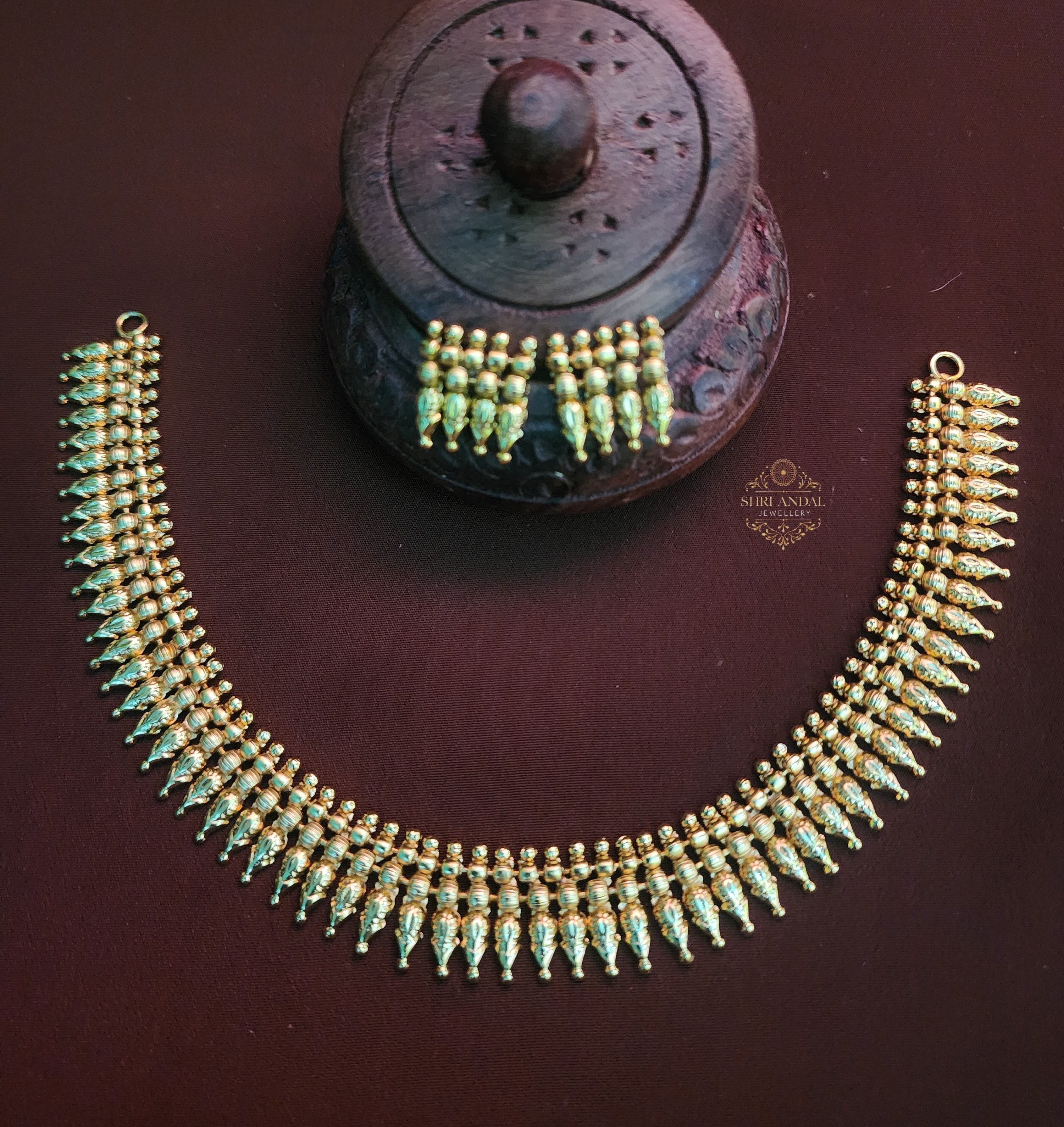 Arumbu necklace