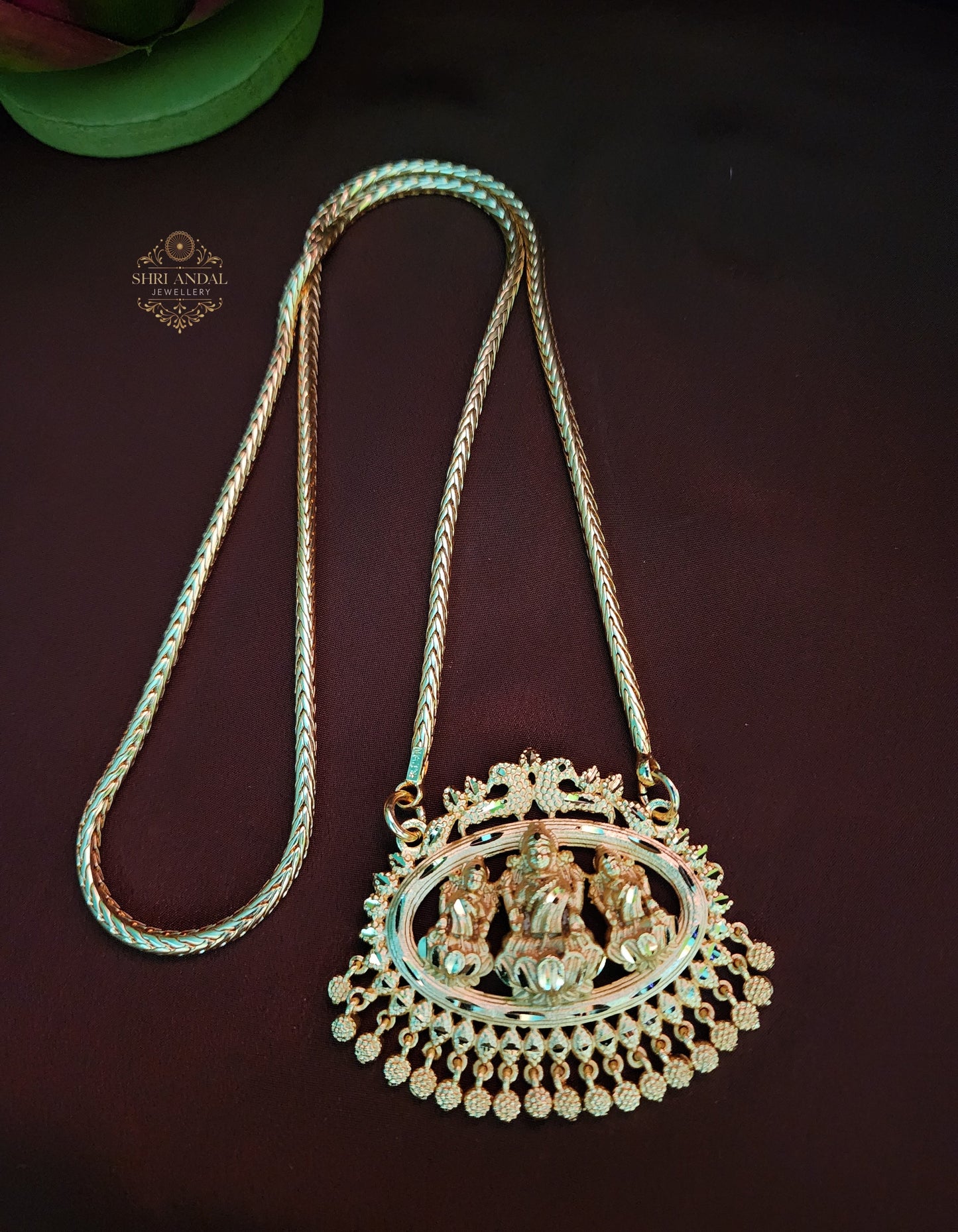 Lakshmi Forming dollar chain