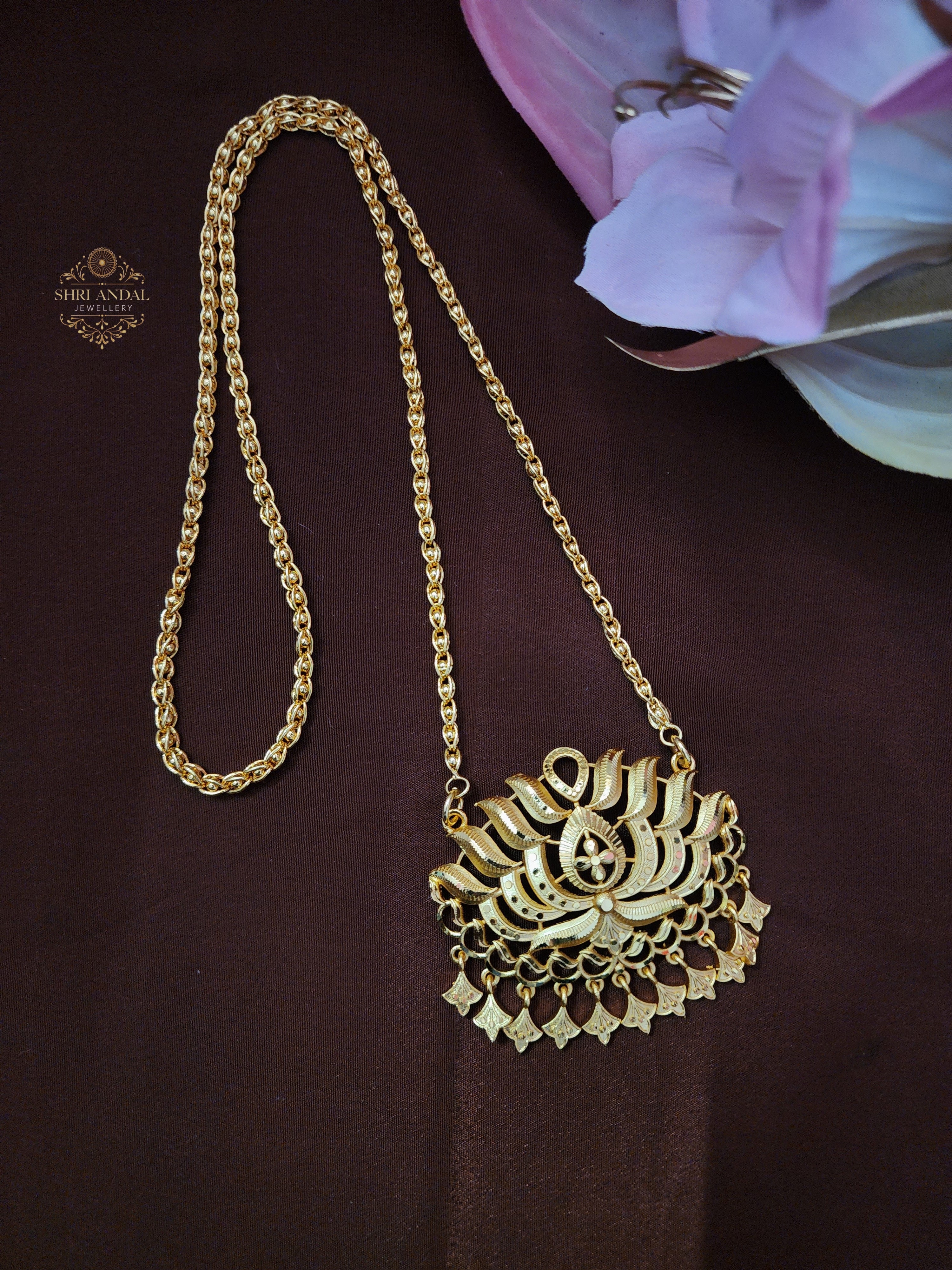 Lotus Forming dollar chain