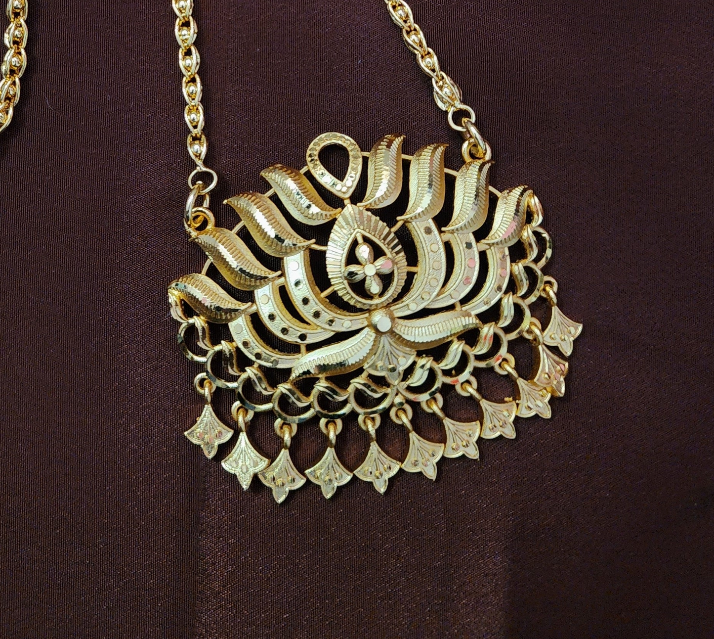 Lotus Forming dollar chain